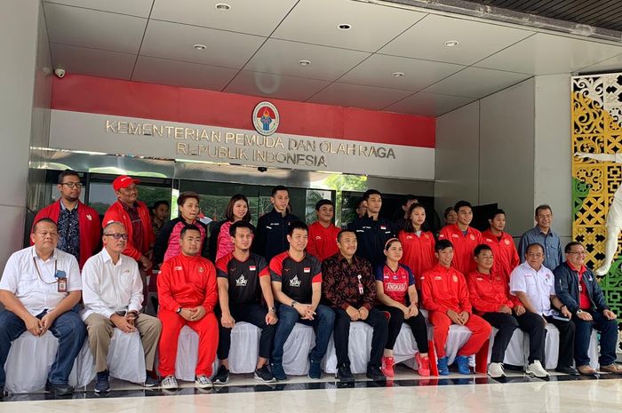 Menteri Pemuda dan Olahraga, Imam Nahrawi, berfoto dengan peraih medali Kejuaraan Dunia 2019 dan Kejuaraan Dunia Para Badminton 2019 di Jakarta, Rabu (28/8/2019).