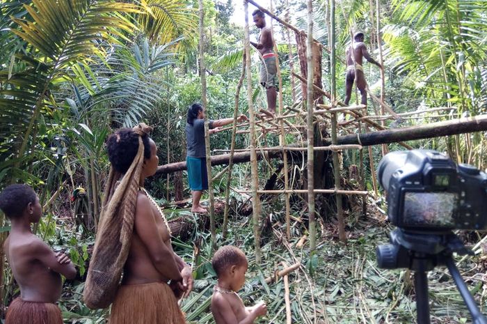 Belajar Tentang Perbedaan dari Suku Korowai di Papua - Semua Halaman