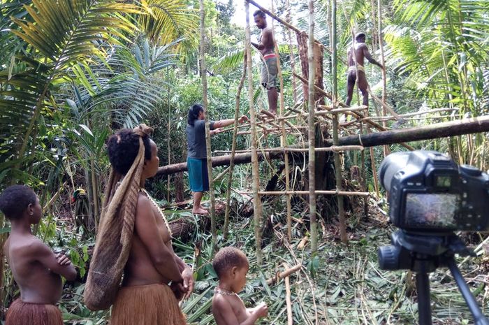 Belajar Tentang Perbedaan dari Suku Korowai di Papua - Semua Halaman