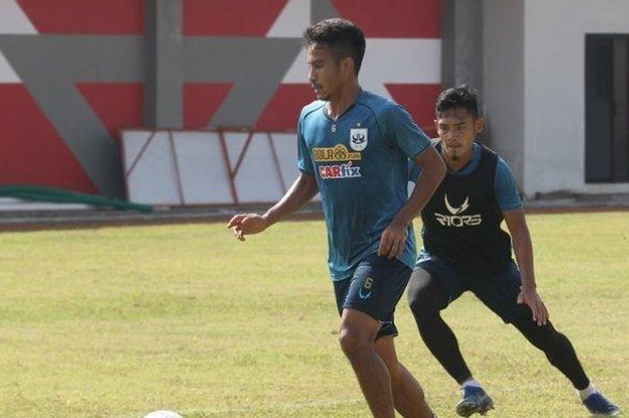 Gelandang baru PSIS Semarang, Finky Pasamba menjalani latihan bersama klub barunya.