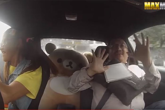 Leona Chin mengemudikan mobil dalam sebua video prank hasil kolaborasi dengan Maxman.TV.