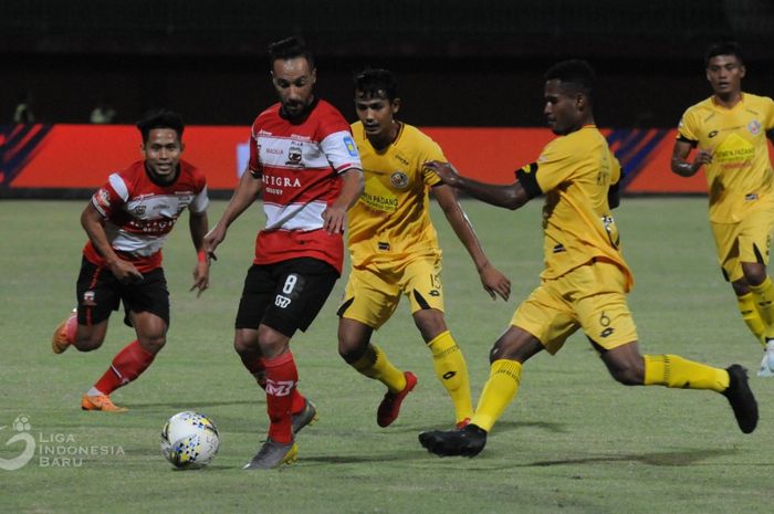 Madura United vs Semen Padang