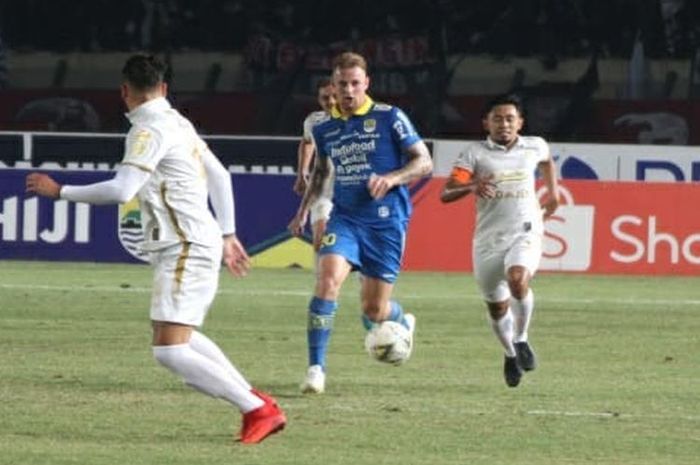 Pemain Persib Bandung, Kevin van Kippersluis (tengah), menggiring bola pada laga kontra PSS Sleman pada pekan ke-17 Liga 1 2019 di Stadion Si Jalak Harupat, Soreang, Kabupaten Bandung, Jumat (30/8/2019).