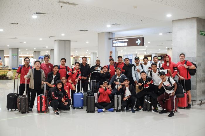 Skuad Bali United di bandara I Gusti Ngurah Rai, Bali kala akan berangkat ke Jayapura