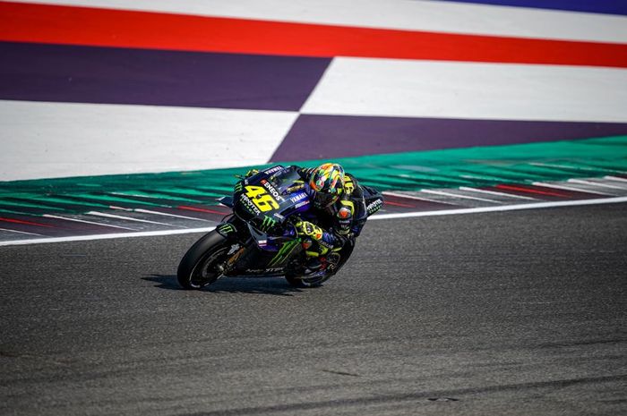 Aksi pembalap Monster Energy Yamaha, Valentino Rossi pada sesi tes resmi MotoGP di Sirkuit Misano, San Marino, Jumat (30/8/2019)