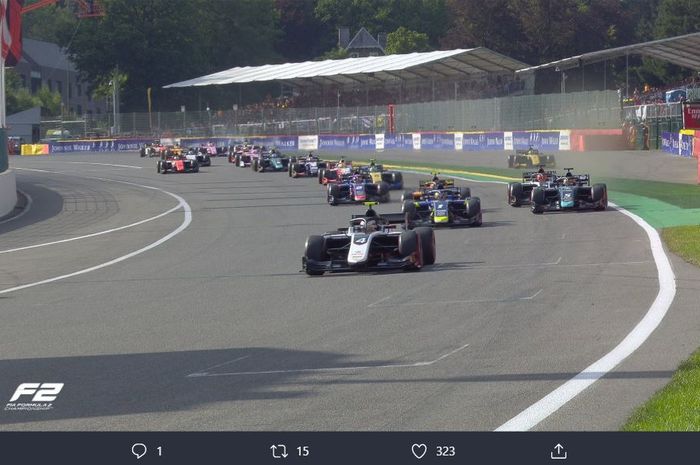 Para pembalap Formula 2 (F2) ketika mengawali sesi feature race dalam F2 GP Belgia 2019 di Sirkuit Spa-Francorchamps Sabtu (31/8/2019).