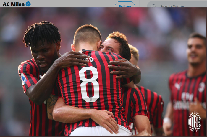 Hakan Calhanoglu dan Suso merayakan gol pada laga melawan Brescia di pekan kedua Liga Italia, Sabtu (31/8/2019) di San Siro.