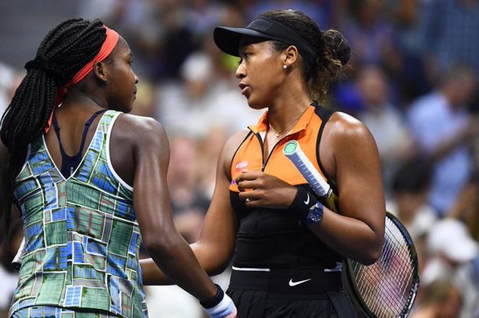 Petenis putri Jepang, Naomi Osaka (kanan), bersalaman dengan Cori Gauff (Amerika Serikat) pada babak ketiga US Open 2019 di USTA Billie Jean King National Tennis Center, Minggu (1/9/2019).