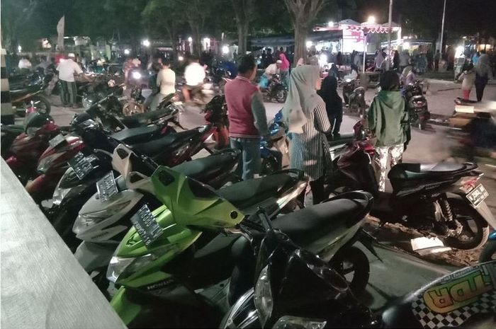 Sepeda motor yang di Pulau Bawean diparkir, hampir semuanya tidak berspion