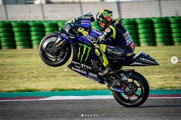 Pembalap Monster Energy Yamaha, Valentino Rossi, ketika beraksi pada sesi tes resmi MotoGP di Sirkuit Misano, San Marino