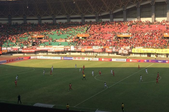 Persija Jakarta melawan Perseru Badak Lampung di Stadion Patriot, Bekasi, Jawa Barat