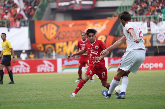 Aksi pemain Persija Jakarta, Fitra Ridwan yang coba dihentikan bek Perseru Badak Lampung FC, di Stadion Patriot Chandrabhaga, Kota Bekasi, Minggu (1/9/2019).