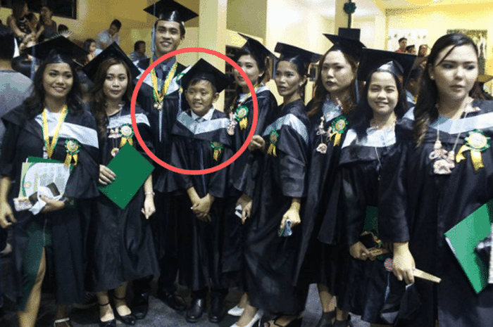 Foto Ian Francis Manga saat diwisuda di universitasnya.