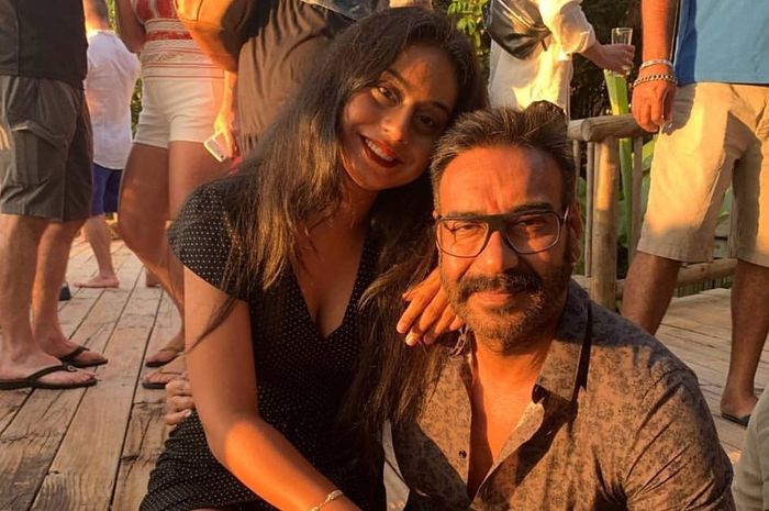 Nempel! 5 Potret Putri Kajol, Nysa Devgan & Sang Ayah, Ajay Devgan