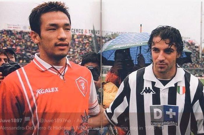 Pemain timnas Jepang, Hidetoshi Nakata (kiri) berfoto bersama striker Juventus, Alessandro Del Piero ketika melakoni laga debut bersama kontestan Serie A, Perugia, pada 13 September 1998.