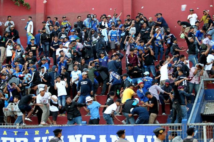 Suporter Persik Kediri dan PSIM Yogyakarta bentrok di menit akhir pertandigan Liga 2 2019 wilayah timur yang berakhir dengan skor 2-0 di Stadion Brawijaya Kediri, Jawa Timur, Senin (02/09/2019) sore.