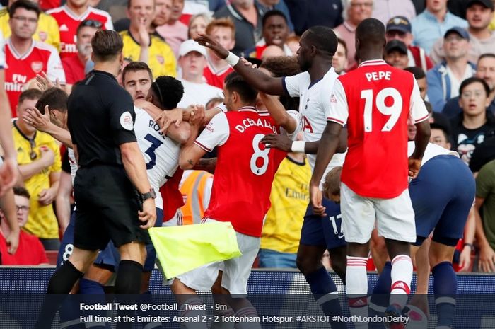 Pemain Arsenal terlibat bentrok dengan Moussa Dembele setelah dirinya terlibat adu fisik dengan Harry Winks pada pertandingan derbi London Utara di Stadion Emirates, Minggu (1/9/2019).