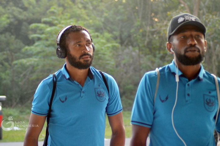 Dua pemain PSIS Semarang, Arthur Bonai dan Kelvin Wopi.