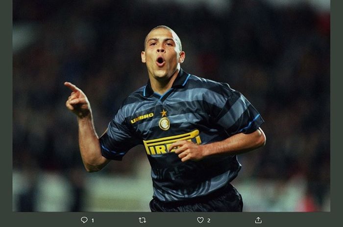 Ronaldo ketika masih membela Inter Milan di musim 2004-2005, jersey yang dikenakan menjadi konsep jersey ketiga Il Nerazzurri di musim 2019-2020.