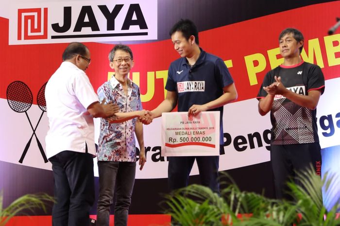 Peraih medali emas Kejuaraan Dunia 2019, Hendra Setiawan, menerima bonus Rp 500 juta dari PB Jaya Raya di Bintaro, Tangerang, Selasa (3/9/2019).