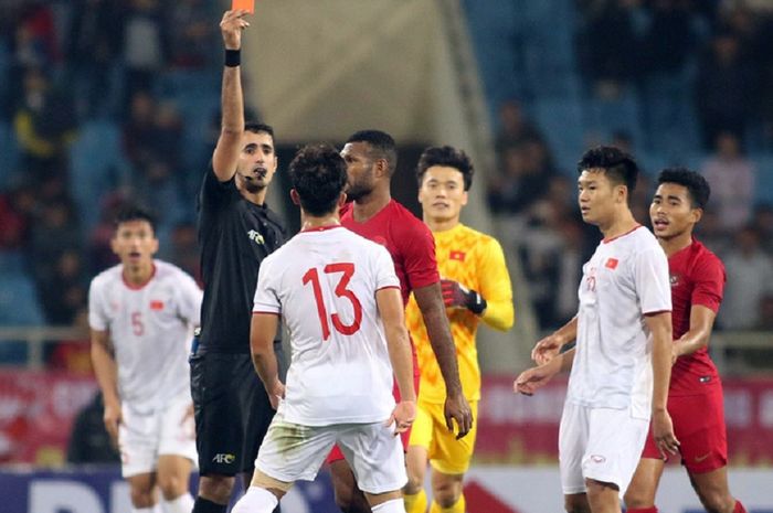 Wasit Al-Adba Saoud Ali (Saoud Al-Athbah) dari Qatar mengeluarkan kartu merah terhadap striker Timnas U-23 Indonesia Marinus Wanewar saat melawan Vietnam dalam Kualifikasi Piala Asia U-23 2020 di Stadion Nasional My Dinh, Vietnam, Minggu (24/3/2019).