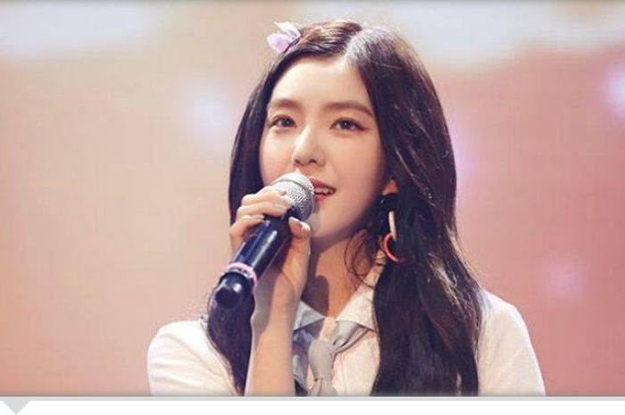 Irene Red Velvet sedang bernyanyi.  Ternyata bernyanyi dapat membuat mental menjadi sehat. 