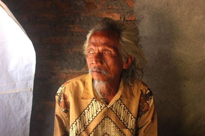 Meskipun mengalami kebutaan total sejak usia 35 tahun, kegiatan sehari-hari Mbah Wardi (70) tak beda dengan warga lainnya