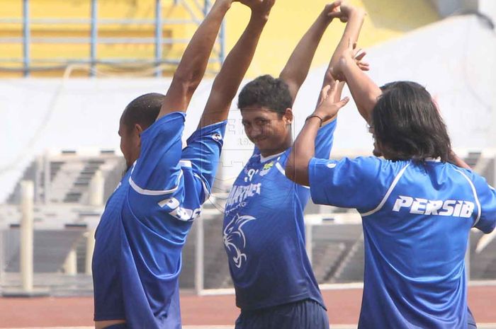 Pemain Persib U-20, Ilham Qolba (tengah), yang sempat mencuri perhatian Robert Rene Alberts mengikuti latihan perdana bersama skuad senior Maung Bandung di Stadion gelora Arcamanik, Kota Bandung pada Rabu (4/9/2019).