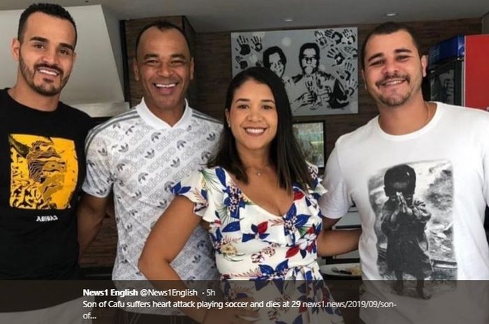 Legenda AC Milan dan Brasil, Cafu, tengah berfoto bersama keluarganya. 