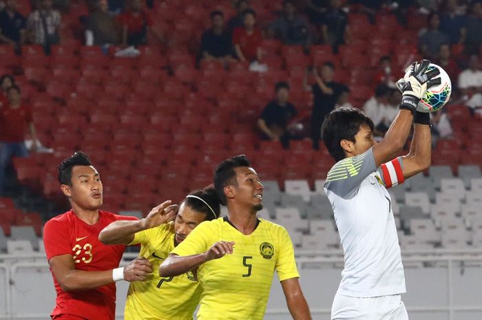 Pemain Timnas Indonesia Hansamu Yama Pranata berebut bola dengan pemain Timnas Malaysia pada ajang kualifikasi Piala Dunia Qatar 2022 di Stadion Utama Gelora Bung Karno, Jakarta, Kamis (5/9/2019). 