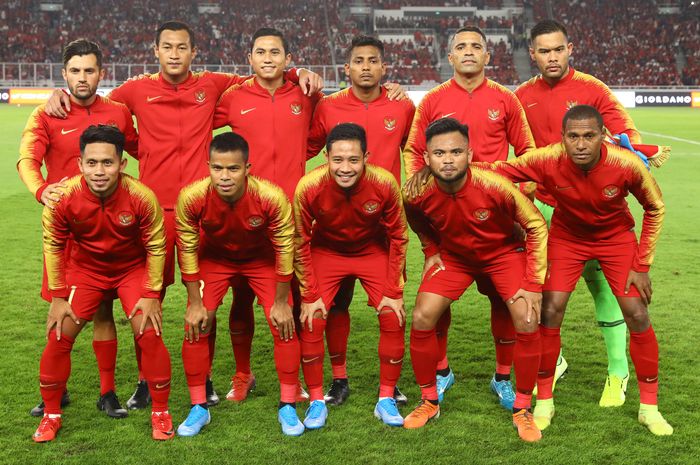 Pemain Timnas Indonesia berfoto bersama sebelum menghadapi Timnas Malaysia pada ajang kualifikasi Piala Dunia Qatar 2022 di Stadion Utama Gelora Bung Karno, Jakarta, Kamis (5/9/2019). 