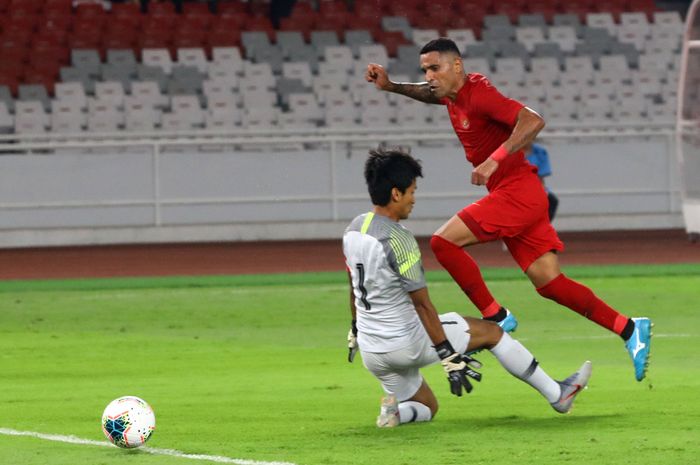 Pemain Timnas Indonesia Manaha Alberto Goncalves mencetak gol ke gawang Timnas Malaysia pada ajang kualifikasi Piala Dunia Qatar 2022 di Stadion Utama Gelora Bung Karno, Jakarta, Kamis (5/9/2019). 