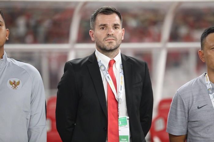 Pelatih Timnas Indonesia, Simon McMenemy, menjadi sasaran kekecewaaan suporter setelah kalah dari Thailand di Kualifikasi Piala Dunia 2022.