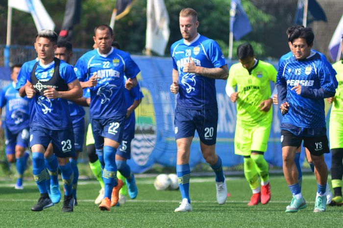 Pemain anyar Persib Bandung, Kevin van Kippersluis kala berlatih bersama rekan-rekannya