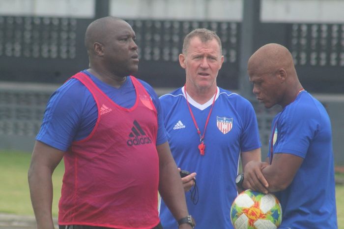 Pelatih asal Inggris, Peter Butler (tengah) yang kini menangani timnas Liberia memberi kemenangan anak asuhnya atas Sierra Leone pada Kualifikasi Piala Dunia 2022 zona Afrika, 5 September 2019.