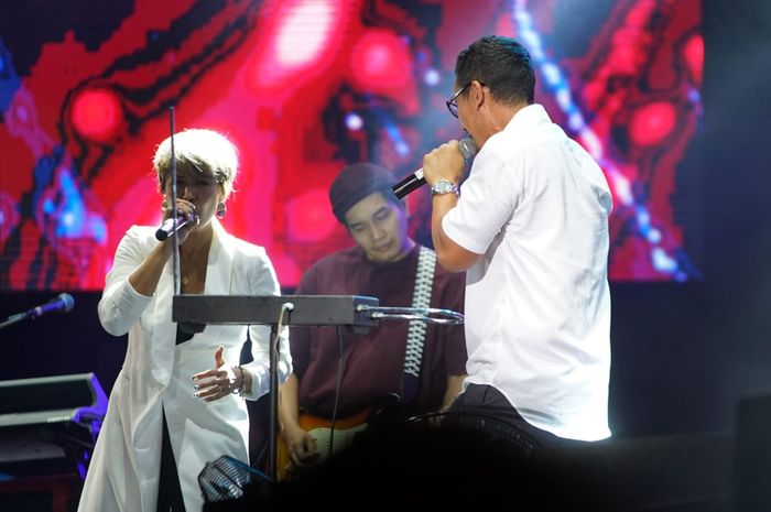 Dua pentolan Maliq & D'Essentials Indah dan Angga Puradiredja bersama gitaris mereka, Lale, saat tampil di panggung A Stage Soundrenaline, Sabtu (7/9/2019).