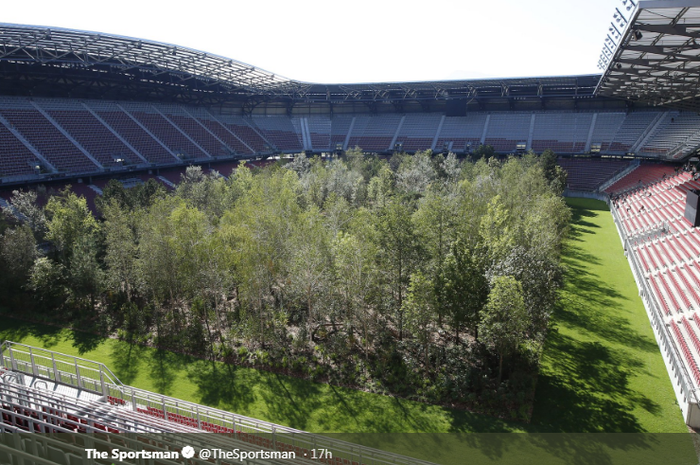 Lapangan sepak bola Stadion Woethersee di Austria disulap menjadi karya seni berupa hutan buatan.