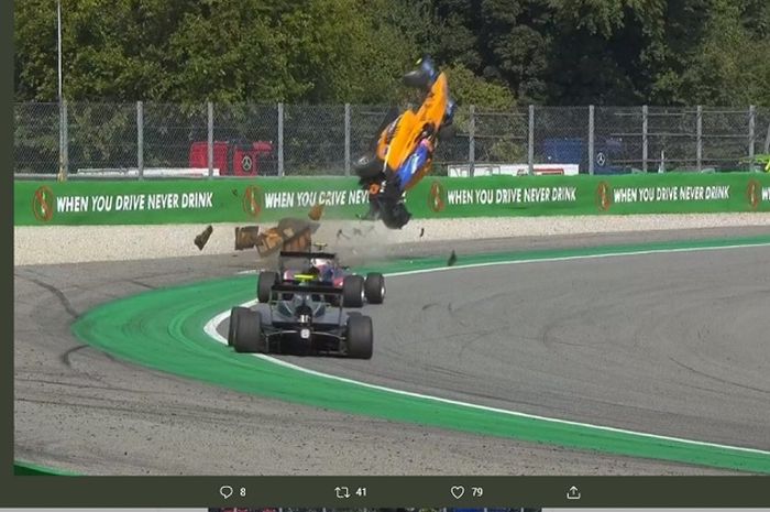 Momen mobil pembalap Formula 3, Alex Peroni terbang ketika melintasi kerb di Sirkuit Monza Italia.