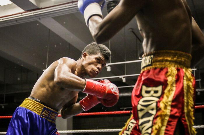 Petinju asal Indonesia, Ongen Saknosiwi, saat bertanding memperebutkan titel juara kelas bulu versi WBA Asian Boxing Council Continental di Singapura, Sabtu (7/9/2019) malam waktu setempat. 