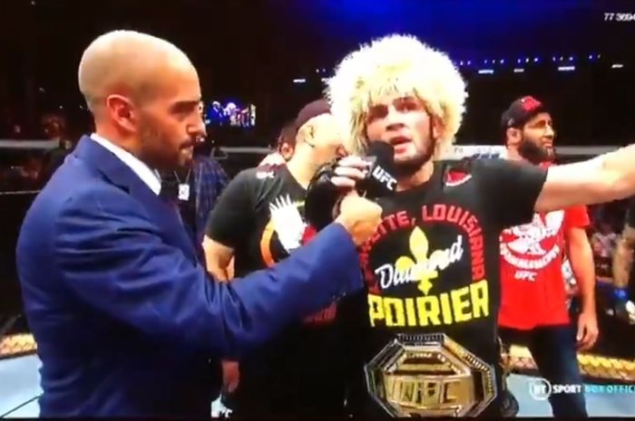 Khabib Nurmagomedov memakai baju bertuliskan nama lawannya, Dustin Poirier, pada akhir UFC 242, Minggu (8/9/2019) dini hari WIB.