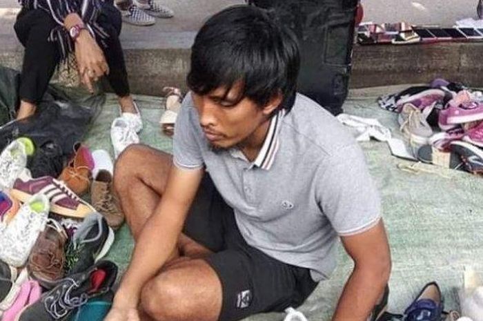 Mantan pemain Persik Kediri dan timnas Indonesia, Budi Sudarsono yang dikabarkan berjualan sepatu bekas miliknya di Batam.