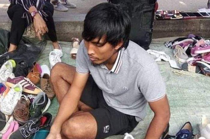 Eks striker timnas Indonesia yang juga pelatih PS Batam, Budi Sudarsono tertangkap kamera di Kawasan Jodoh, Batam sedang duduk di sebuah lapak penjual sepatu bekas. 