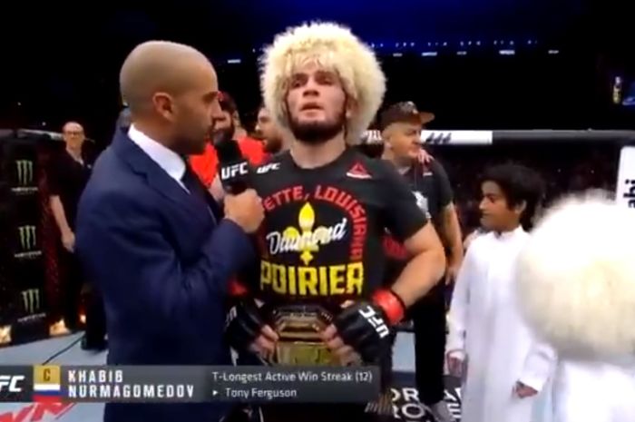 Khabib Nurmagomedov menjalani sesi wawancara di atas ring pada akhir UFC 242, Minggu (8/9/2019) dini hari WIB.