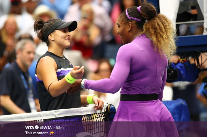Serena Williams (kanan) memberi selamat kepada Bianca Andreescu (kiri) setelah mengalahkannya pada babak final US Open 2019 di Flushing Meadows, Amerika Serikat, 7 September 2019.