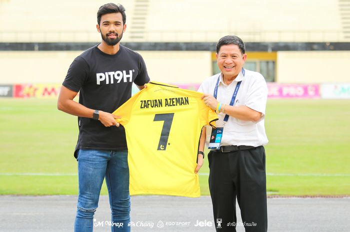 Penyerang muda Malaysia, Zafuan Azeman saat diperkenalkan sebagai pemain asing anyar klub Liga Thailand 2, Angthong FC pada 8 September 2019. 