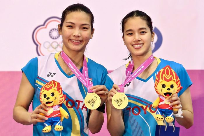 Pasangan ganda putri Thailand, Jongkolphan Kititharakul (kiri) dan Rawinda Prajongjai, berpose dengan medali emas mereka usah menjuarai Chinese Taipei Open 2019 di Taipei Arena, Taipei, Taiwan, Minggu (8/9/2019).