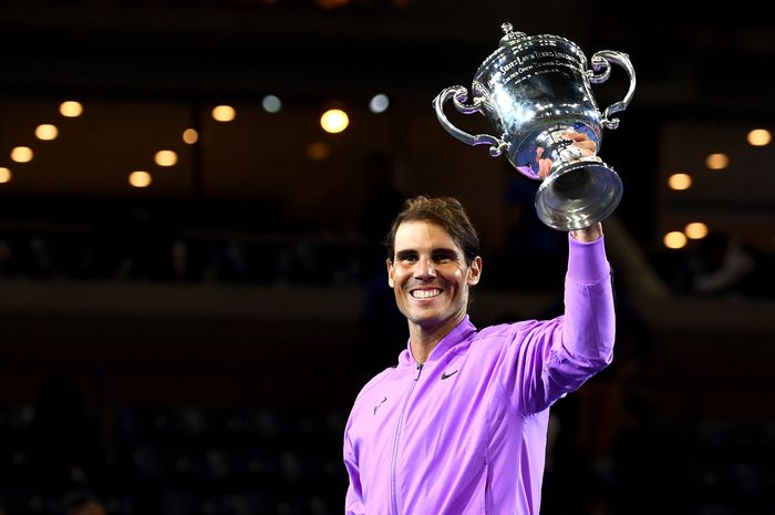 Petenis tunggal putra Spanyol, Rafael Nadal, mengangkat trofi US Open 2019 yang dia raih usah mengalahkan Daniil Medvedev, 7-5, 6-3, 5-7, 4-6, 6-4, pada laga final di Stadion Arthur Ashe, New York, Amerika Serikat, Minggu (8/9/2019) malam waktu setempat.