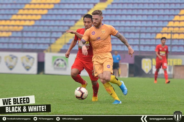 Aksi Lee Tuck (kanan) saat membela Terengganu FC saat uji coba kontra UiTM FC di Stadion UiTM, Shah Alam, Minggu (8/9/2019).