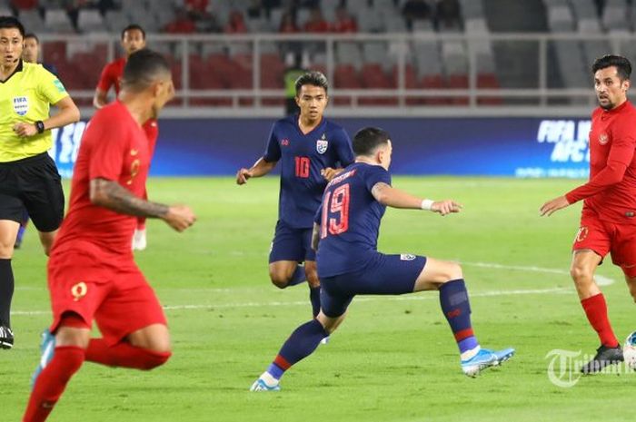 Pemain Timnas Indonesia Stefano Lilipaly berebut bola dengan pemain Timnas Thailand pada ajang kualifikasi Piala Dunia Qatar 2022 di Stadion Utama Gelora Bung Karno, Jakarta, Selasa (10/9/2019