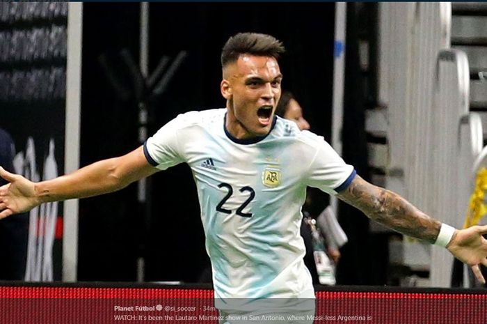 Penyerang Lautaro Martinez merayakan golnya untuk timnas Argentina.